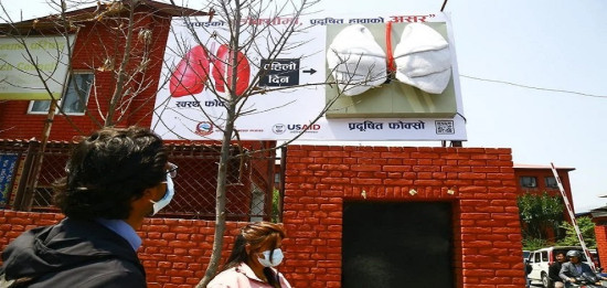 वायु प्रदूषणको अवस्था दर्शाउन मन्त्रालयको मूल गेटमै राखियो कृत्रिम फोक्सो 
